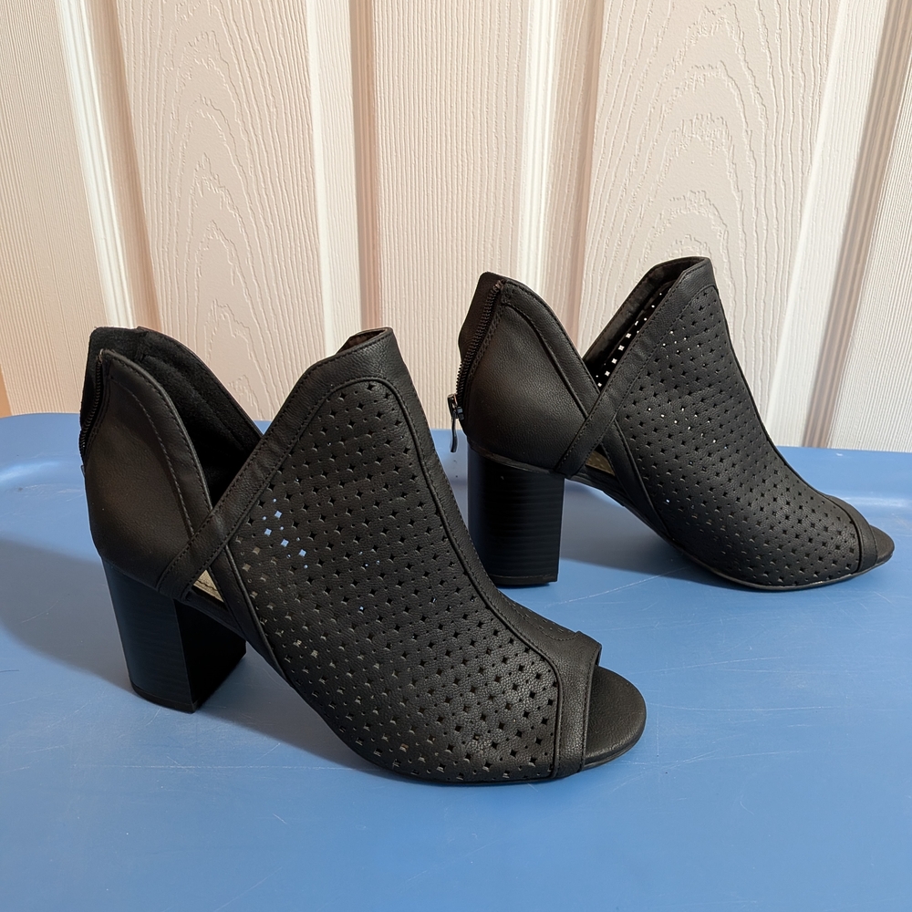 Elegant Black Peep-Toe Heeled Sandals